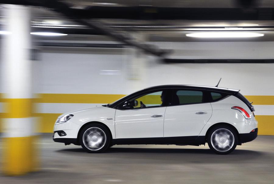  Chrysler Delta 2011 года  (фото 33 из 69)